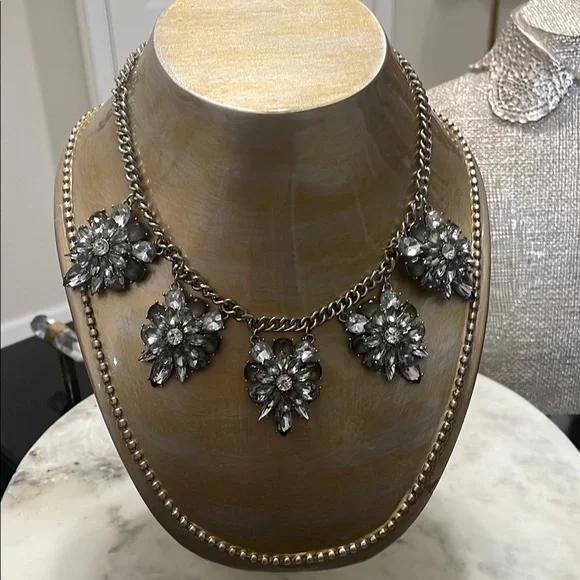 Elegant Silver Floral Necklace - Picture 2 of 9